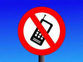 no celular mientras conduce