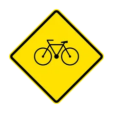 ciclistas en la vía